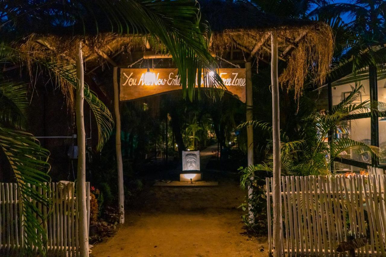 Village Susegat Beach Resort Morjim Eksteriør billede