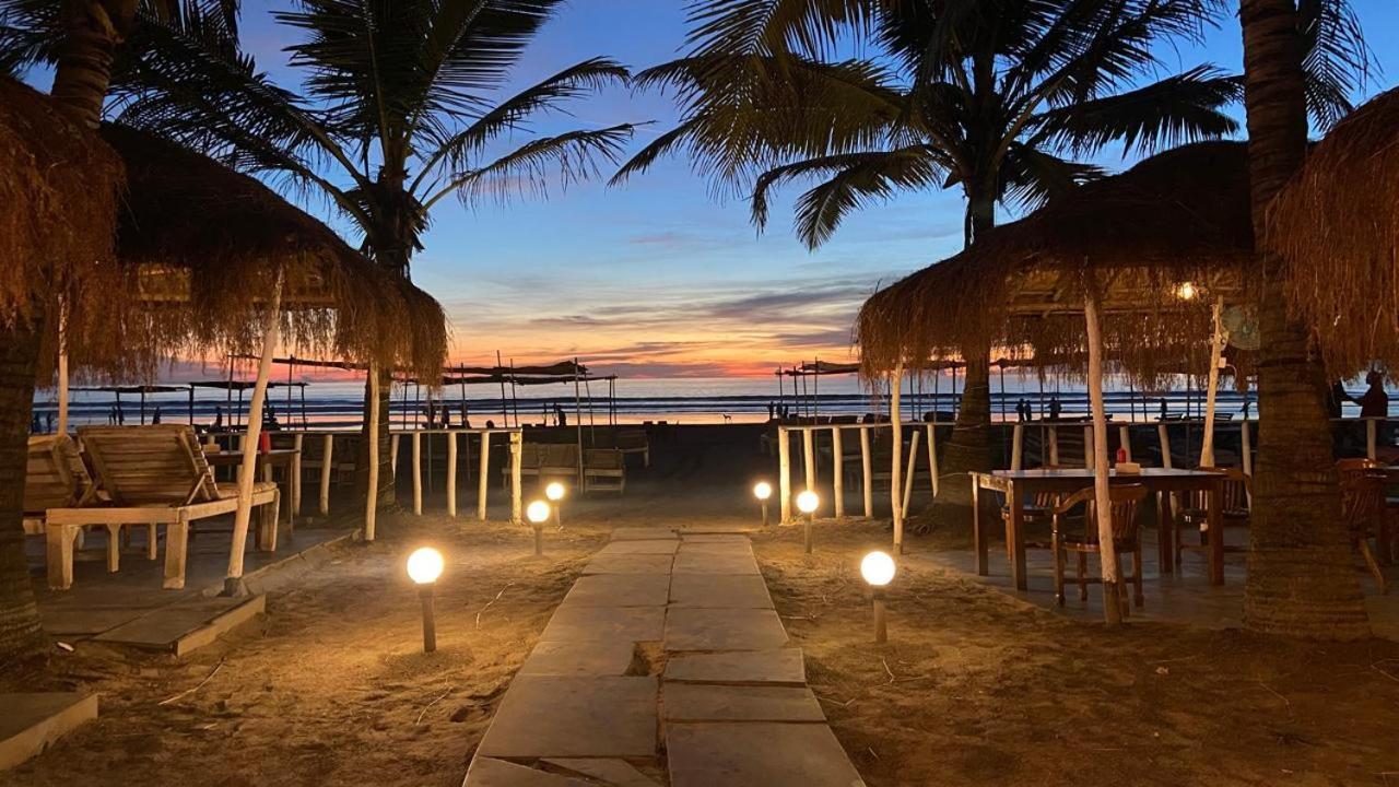 Village Susegat Beach Resort Morjim Eksteriør billede